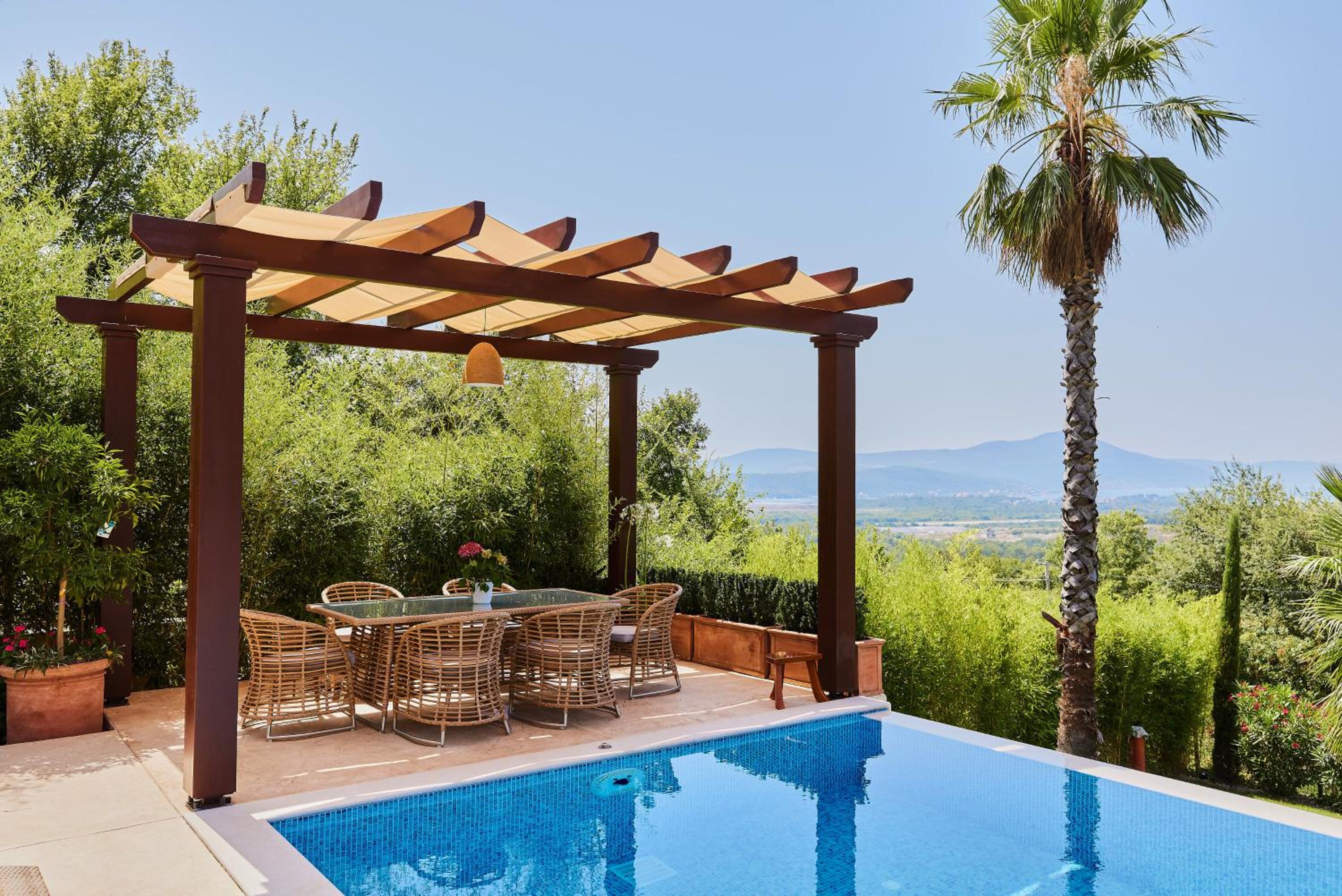 Przice Gardens Apartment with Pool view 3
