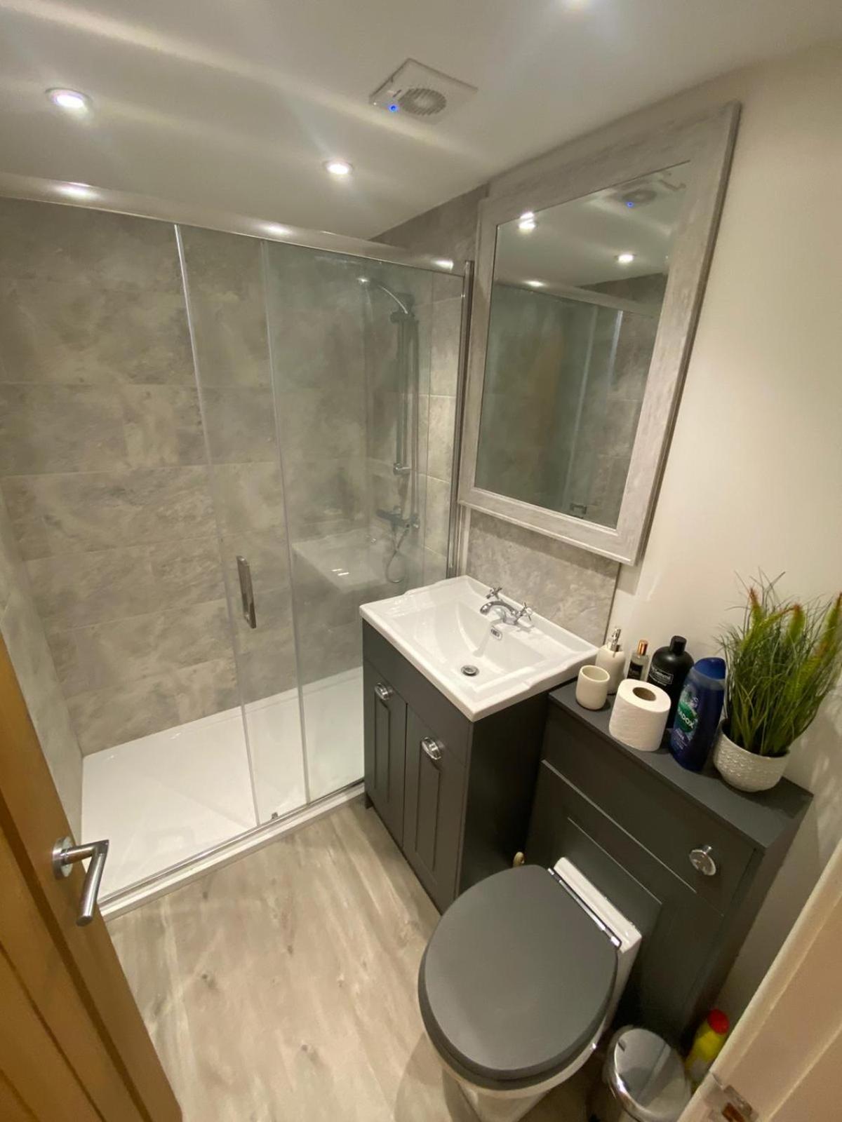 Livingstone street Apartments with Free Parking view 4