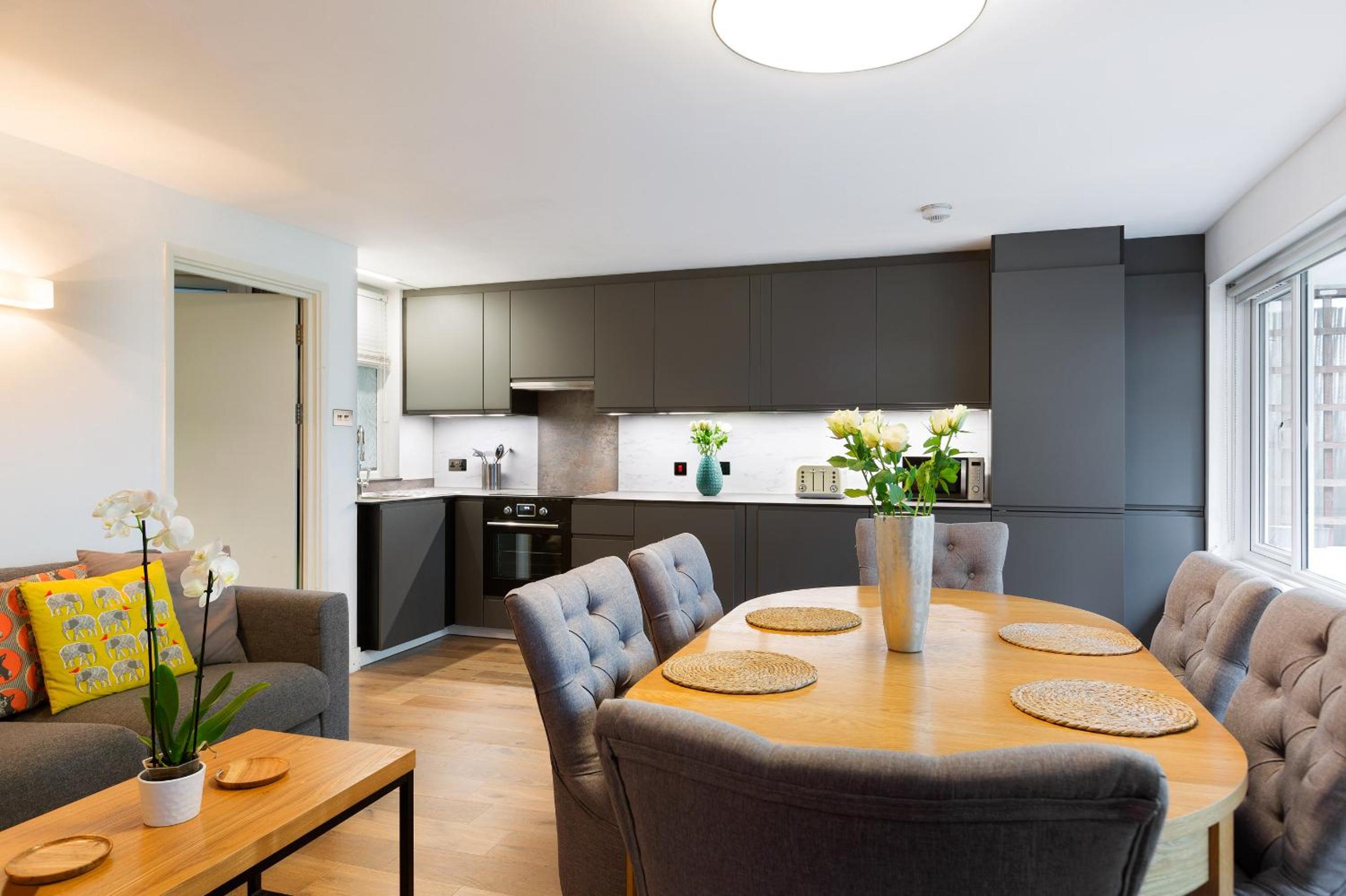Spacious 3 bedroom apt in Covent Garden