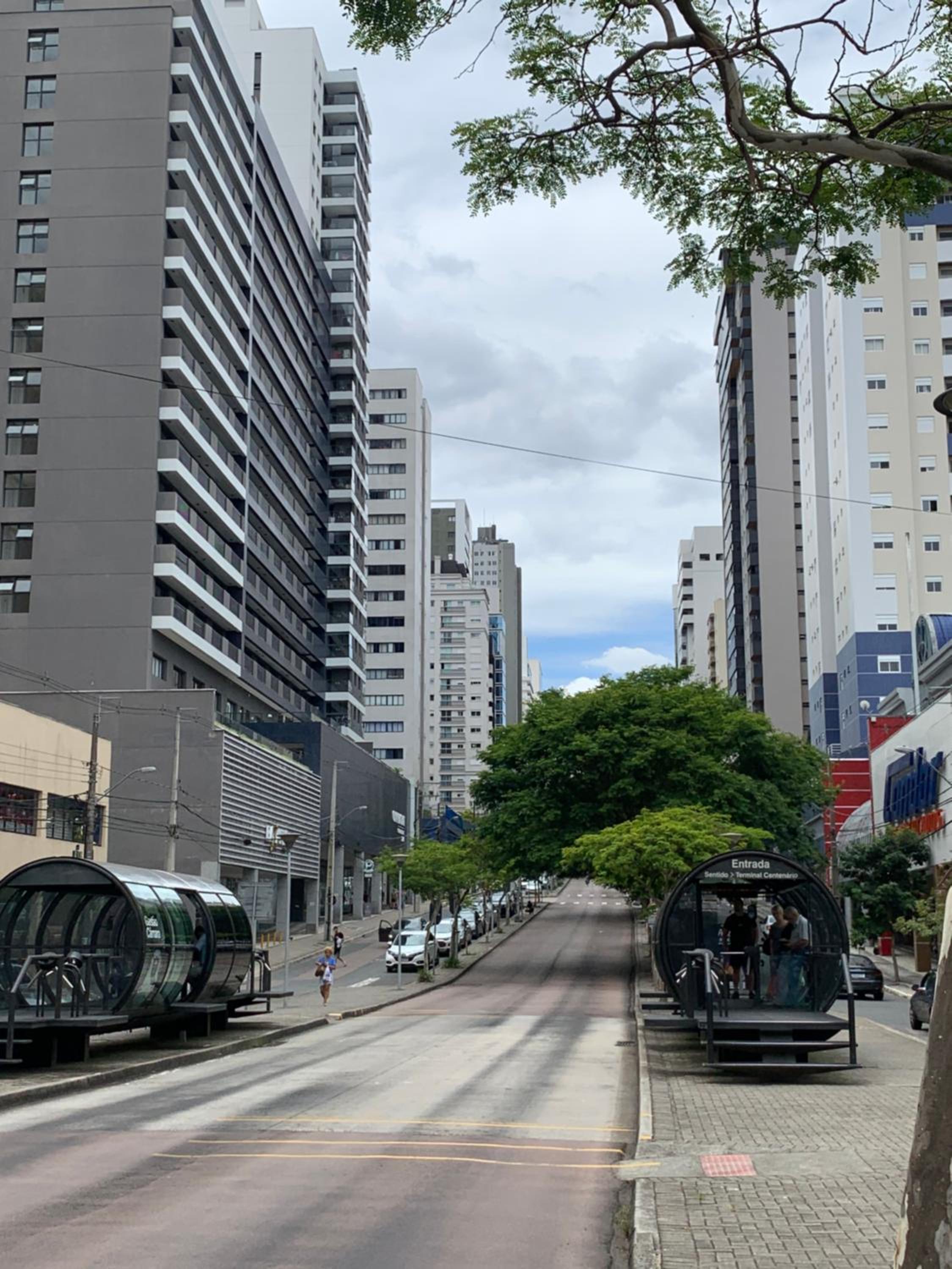 505 - Apartamento Lindo, amplo e decorado, mobiliario moderno, cozinha completa com utensílios , Excelente vista da cidade e localização privelegiada no ba view 2