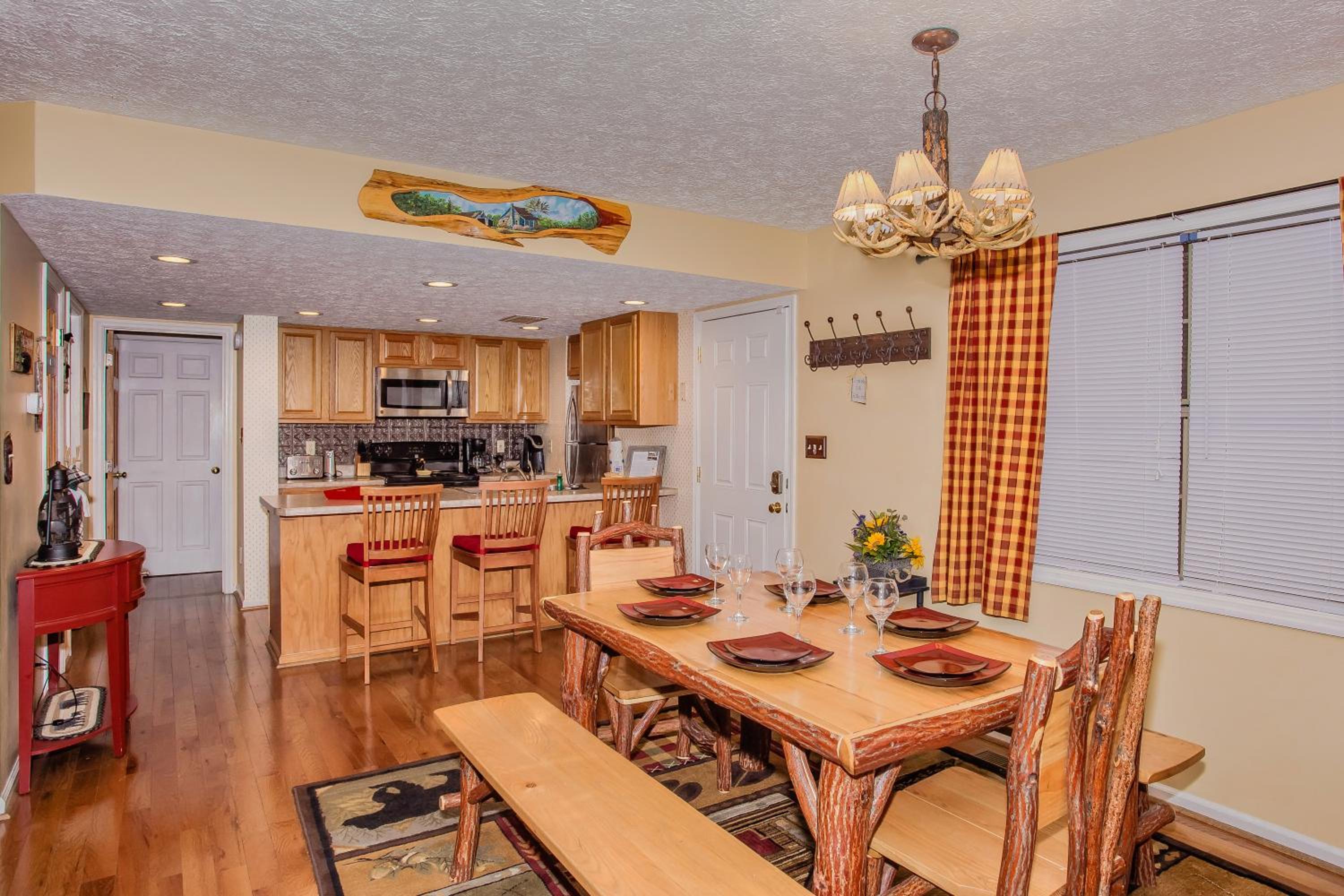 Happy Trails, Hot Tub, In Pigeon Forge Near Strip, Hot Tub, WIFI!!! view 3
