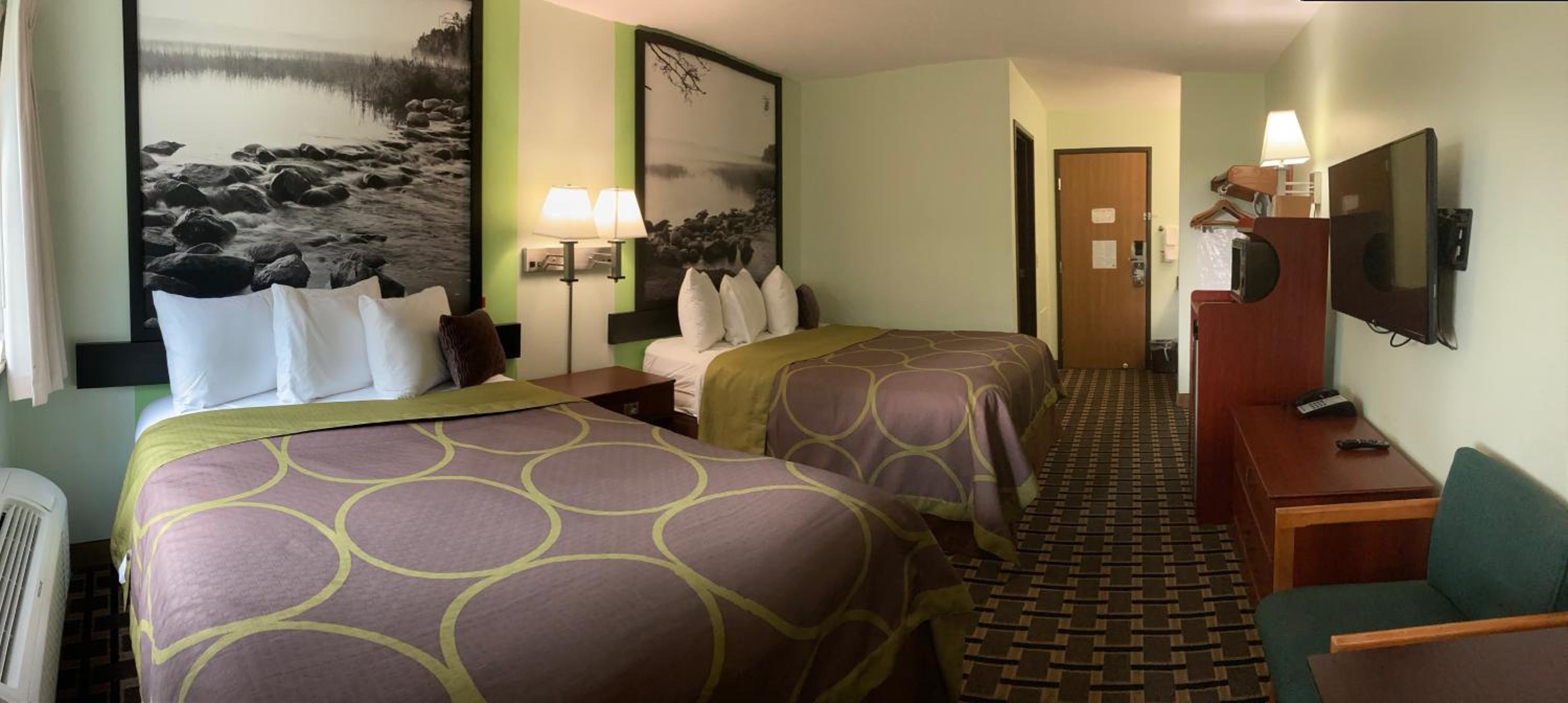 Super 8 by Wyndham Chisago City