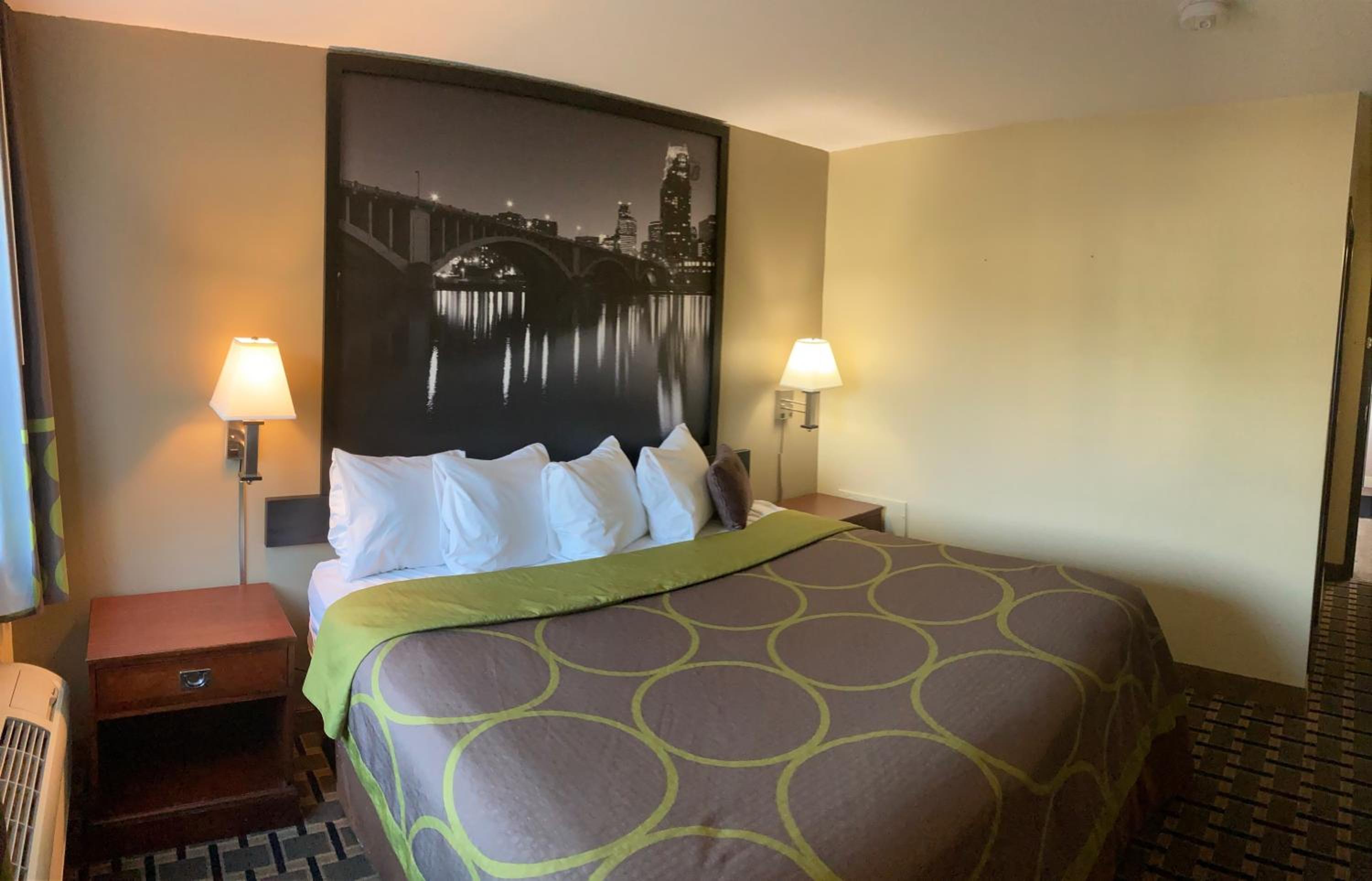 Super 8 by Wyndham Chisago City