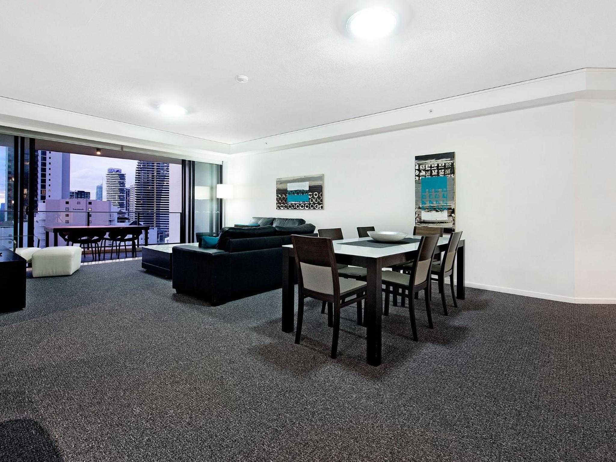 Large Modern 3 Bedroom Apartment With City Views - CoastHM