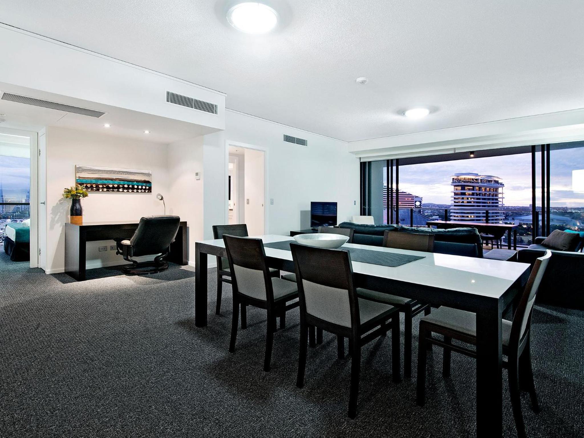 Large Modern 3 Bedroom Apartment With City Views - CoastHM