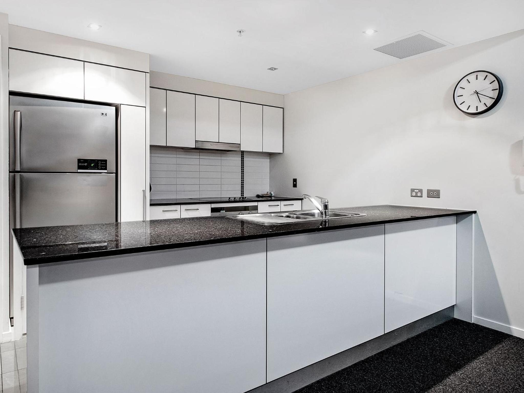 Large Modern 3 Bedroom Apartment With City Views - CoastHM