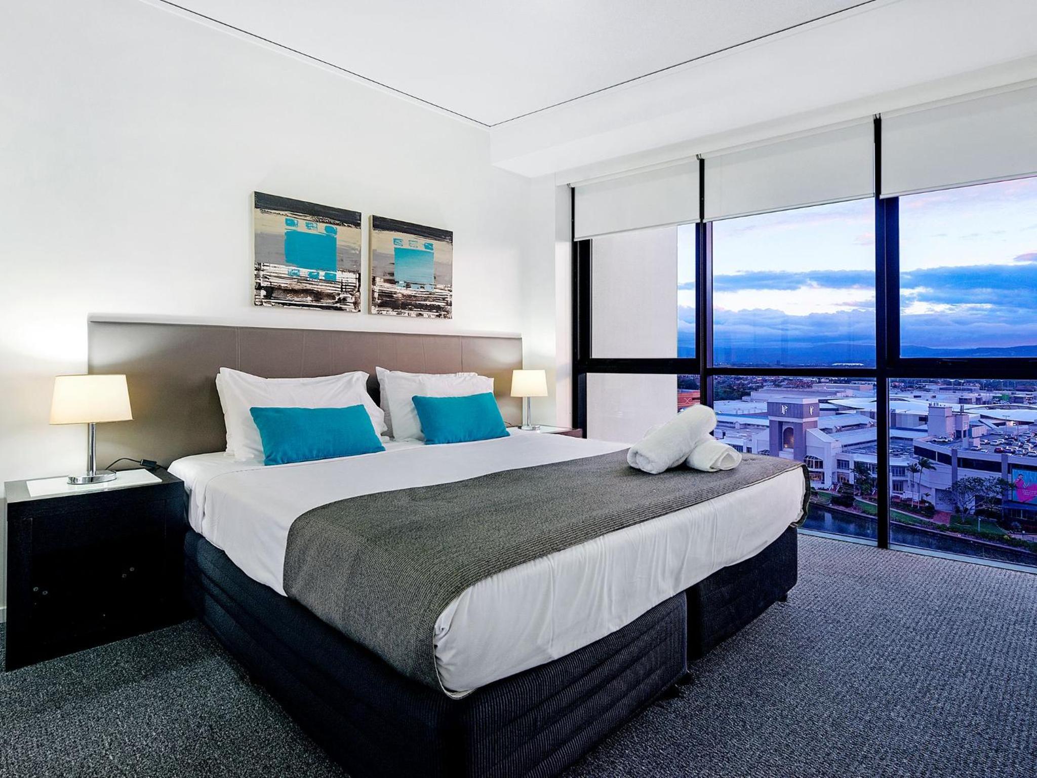 Large Modern 3 Bedroom Apartment With City Views - CoastHM