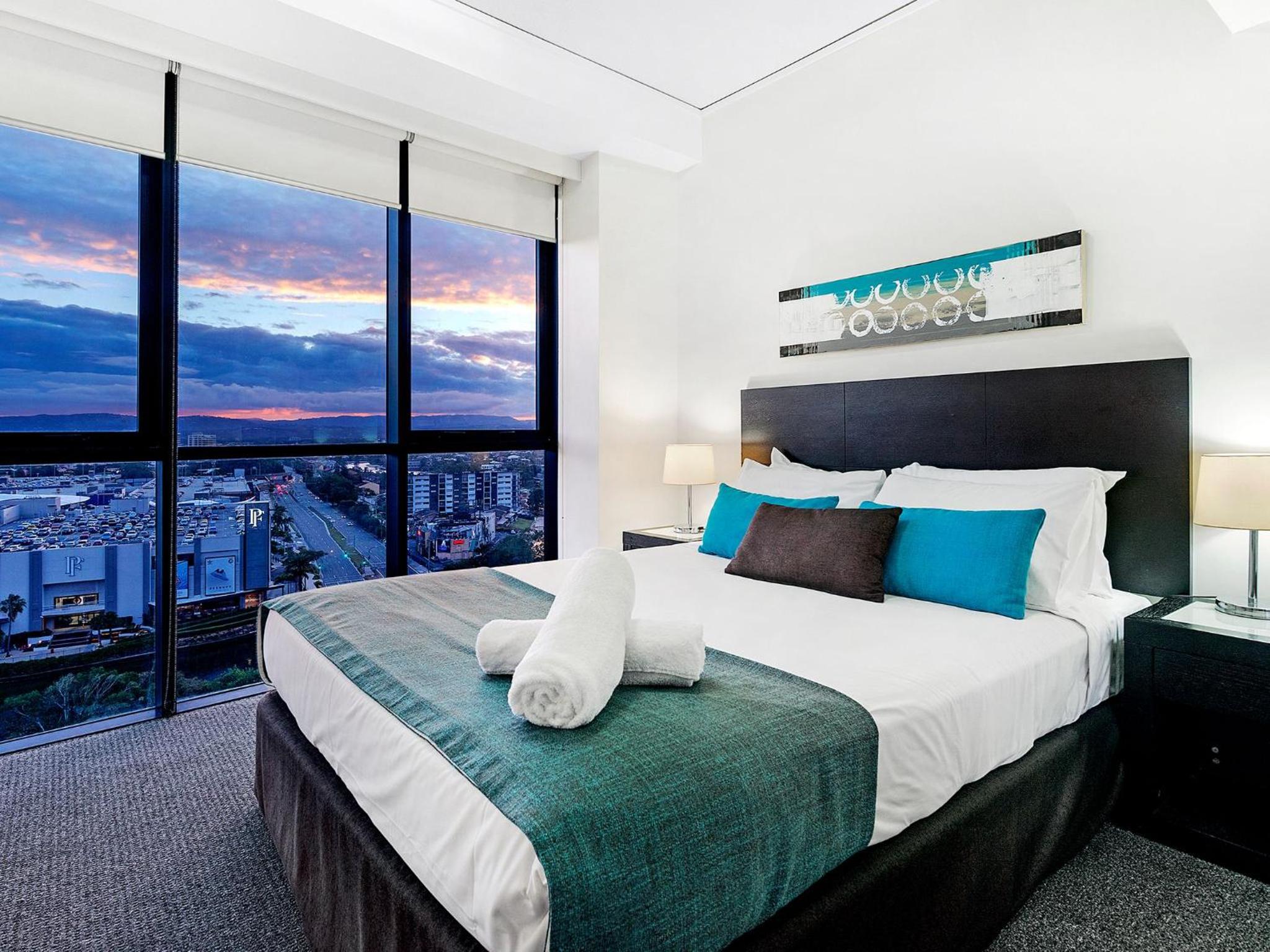 Large Modern 3 Bedroom Apartment With City Views - CoastHM
