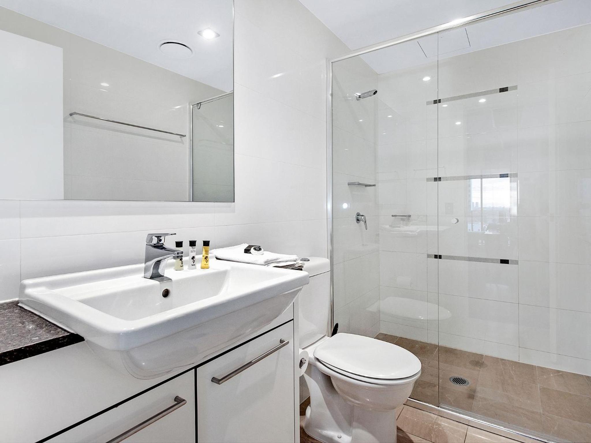 Large Modern 3 Bedroom Apartment With City Views - CoastHM