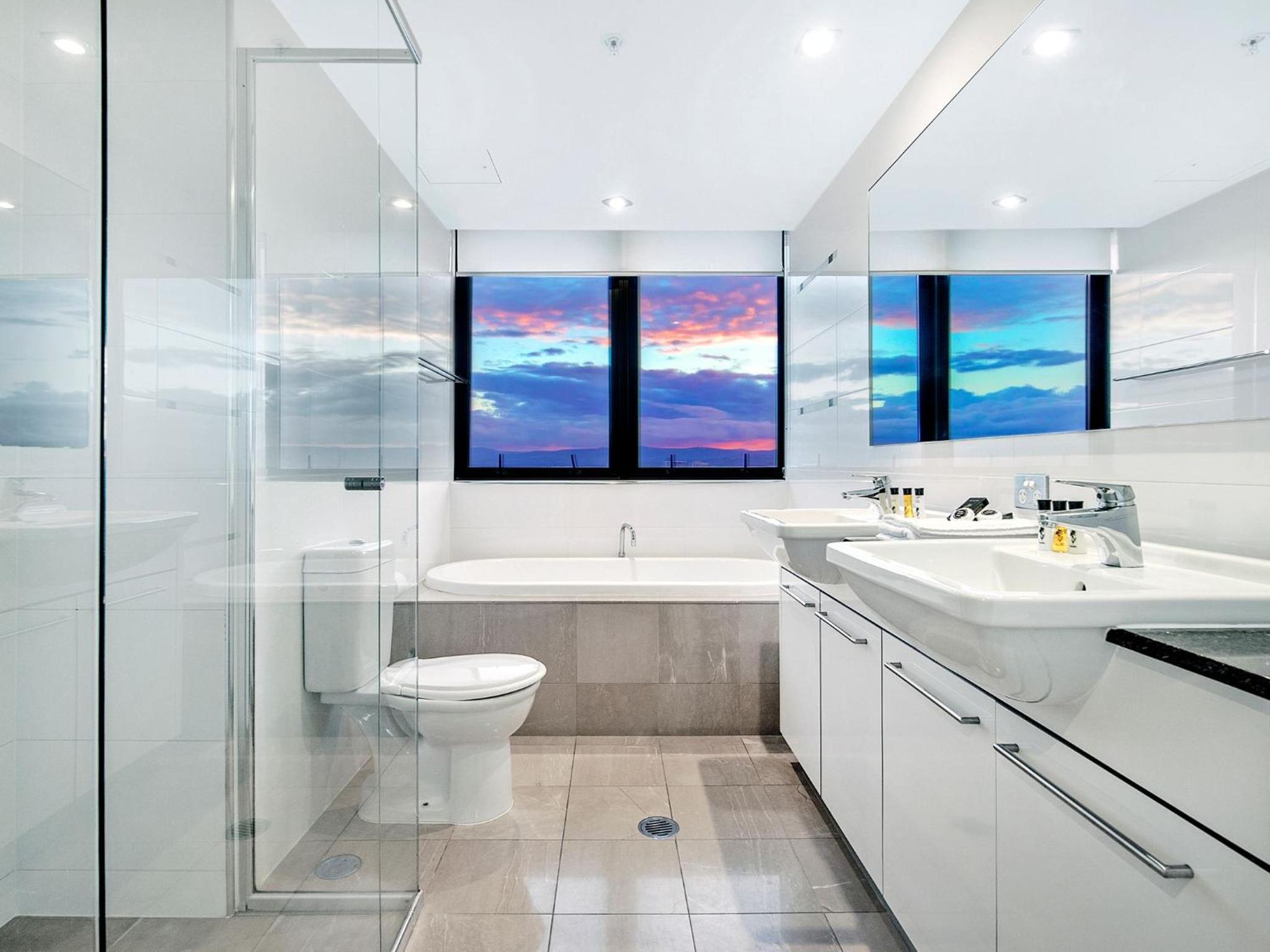Large Modern 3 Bedroom Apartment With City Views - CoastHM