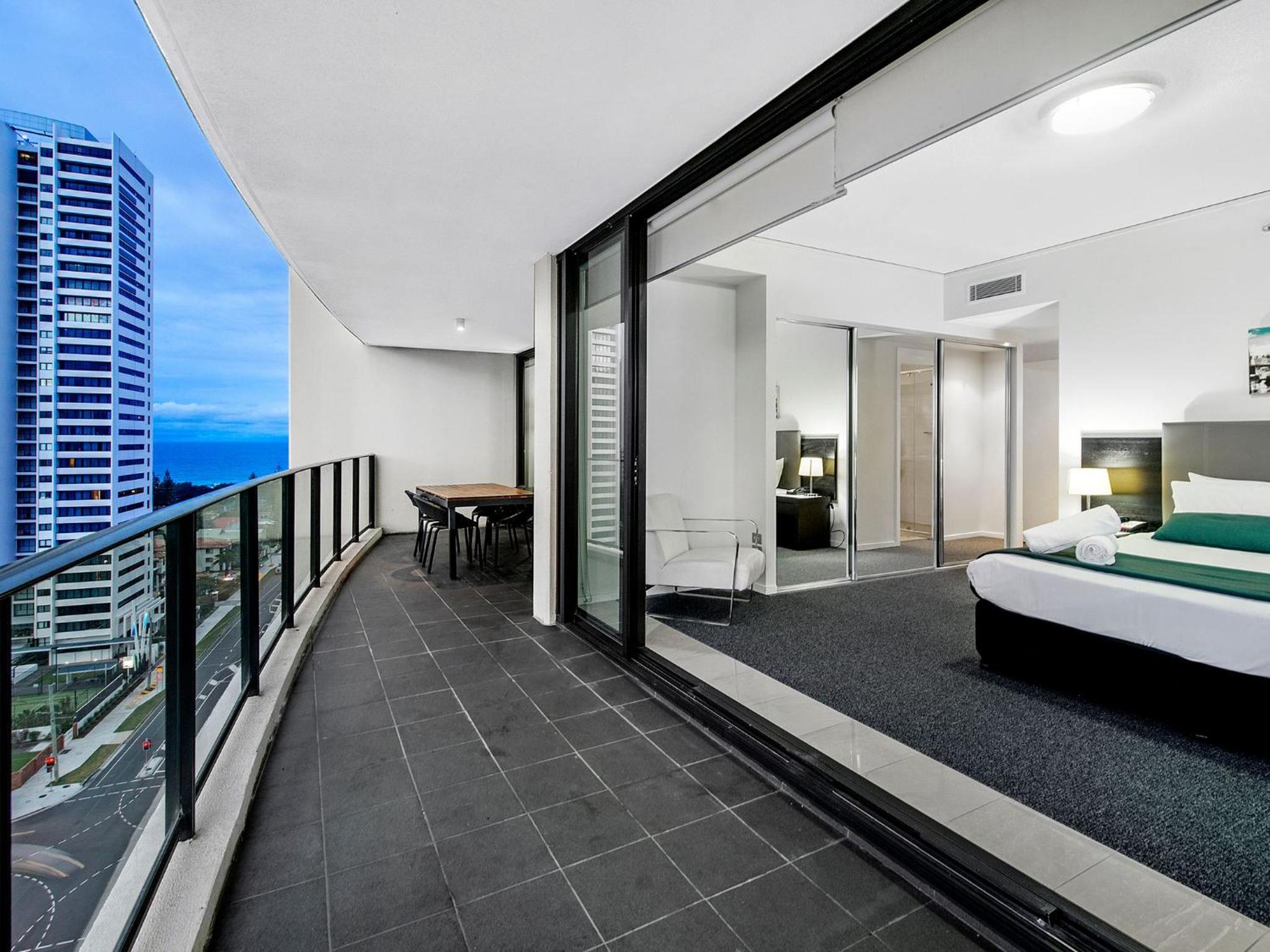 Large Modern 3 Bedroom Apartment With City Views - CoastHM
