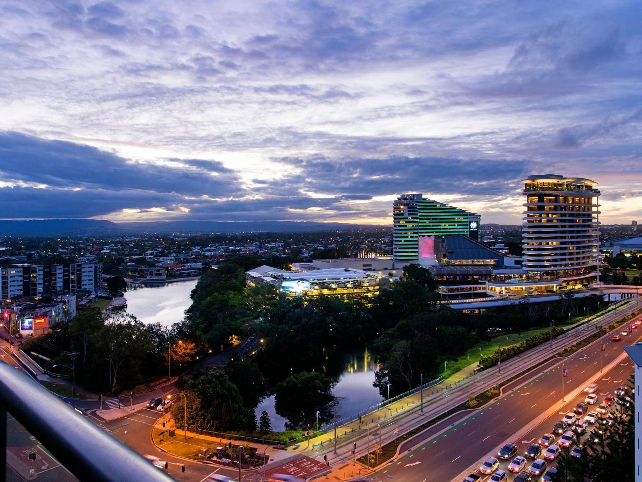 Large Modern 3 Bedroom Apartment With City Views - CoastHM