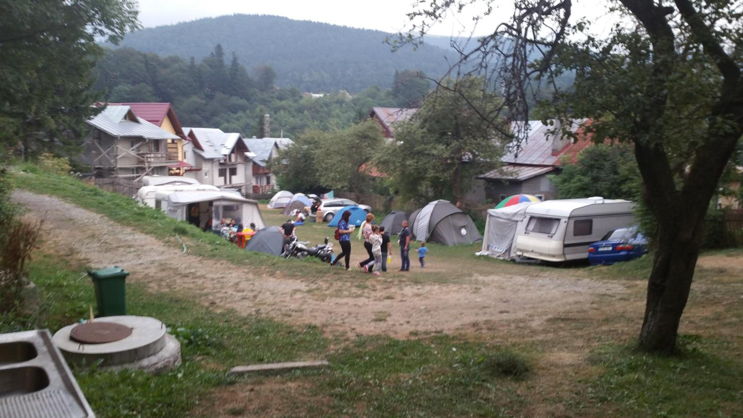 Camping Aviator Busteni, Parcela campare Corturi view 2