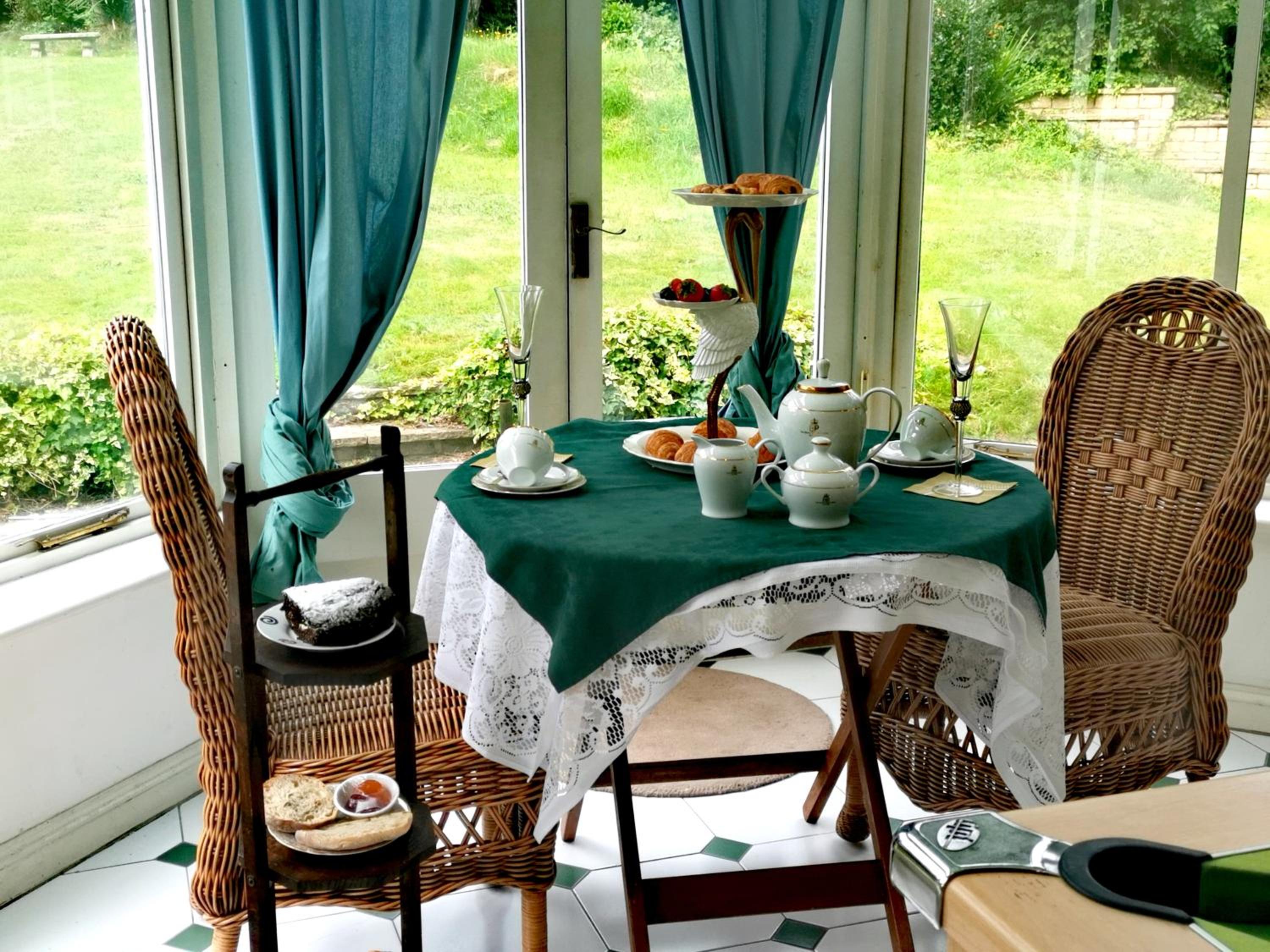 PEACEFUL RETREAT HIDEAWAY SURREY view 2