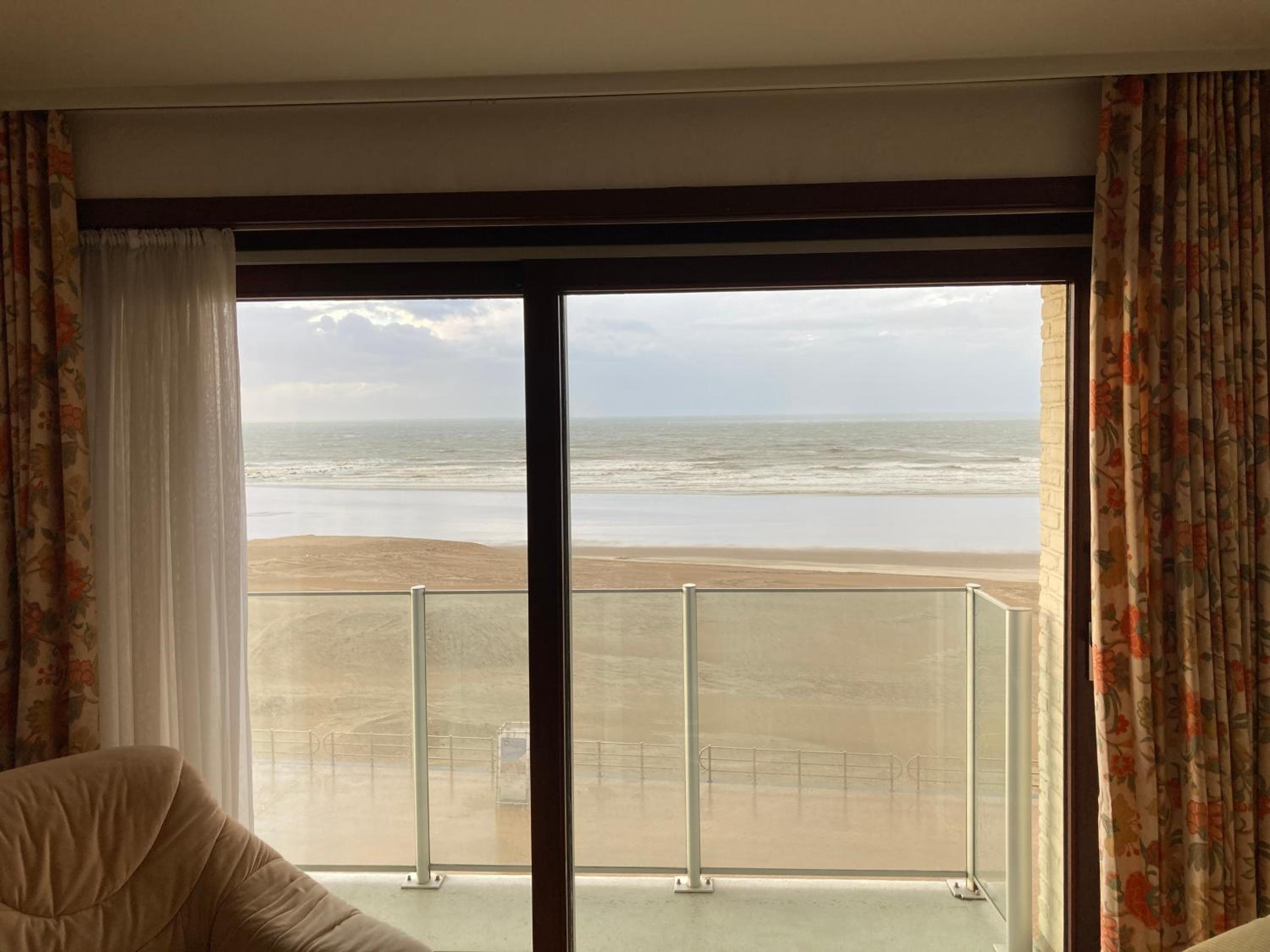 Seagull, Ruim en volledig vernieuwd appartement met zeezicht in Westende
