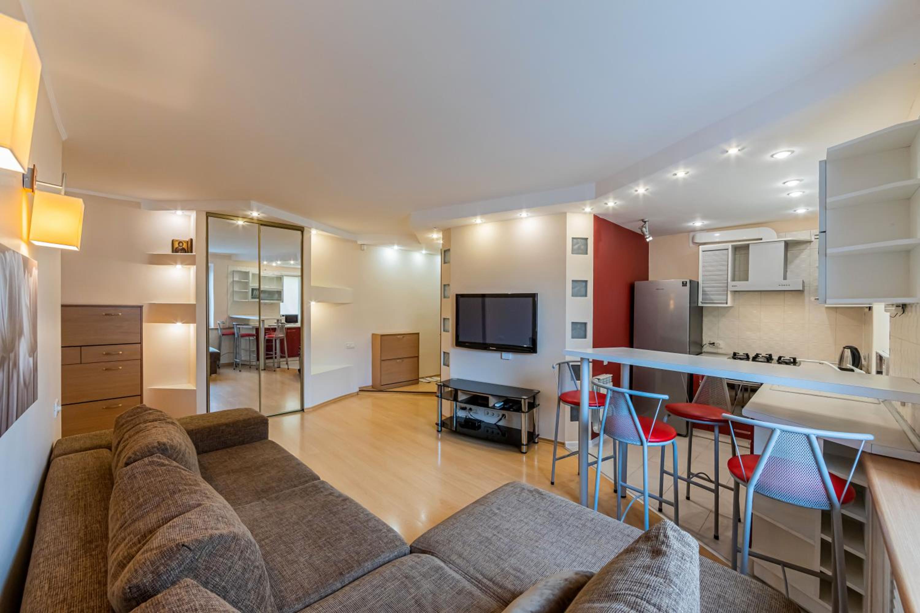 Three-room apartments on central district view 2