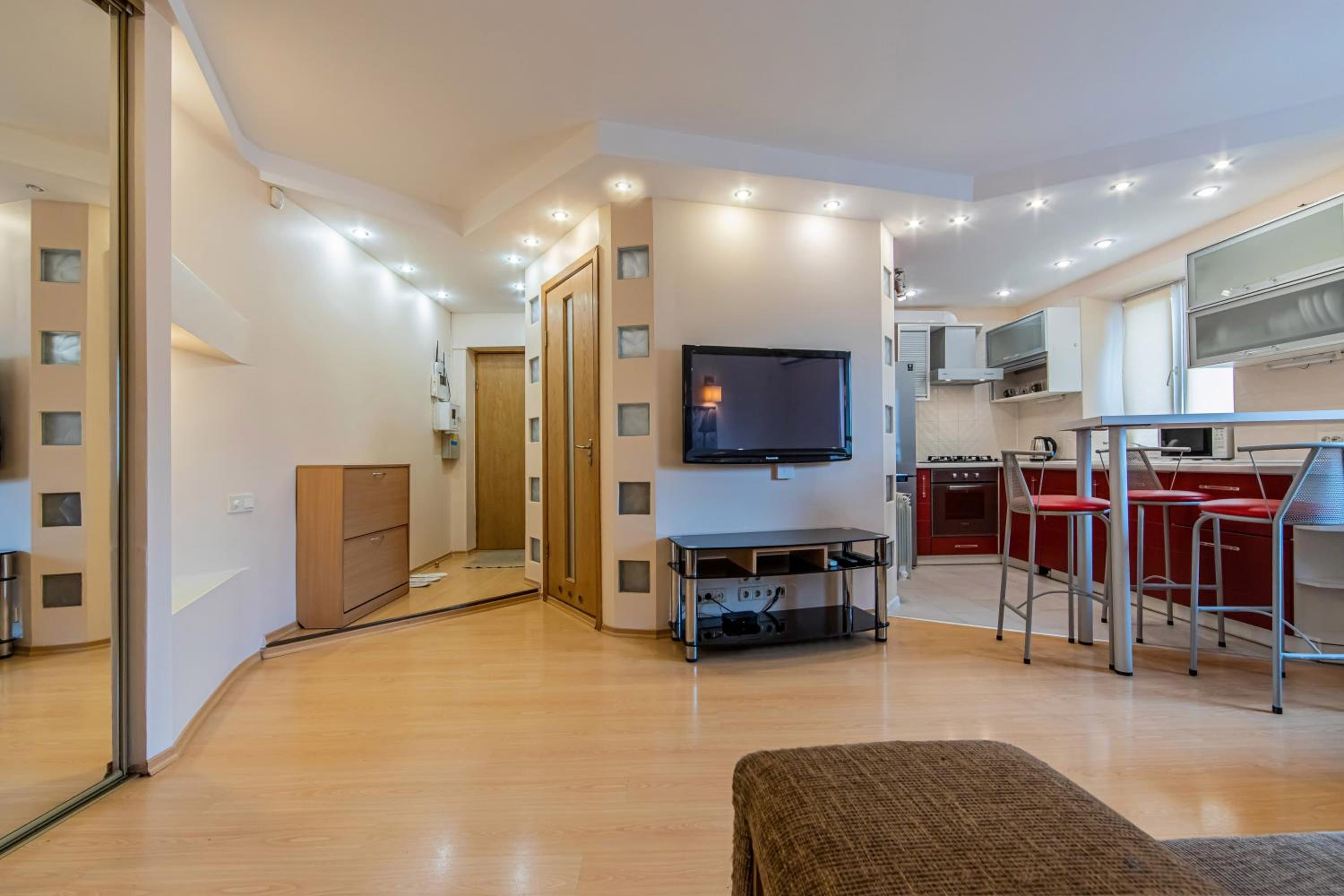 Three-room apartments on central district view 3