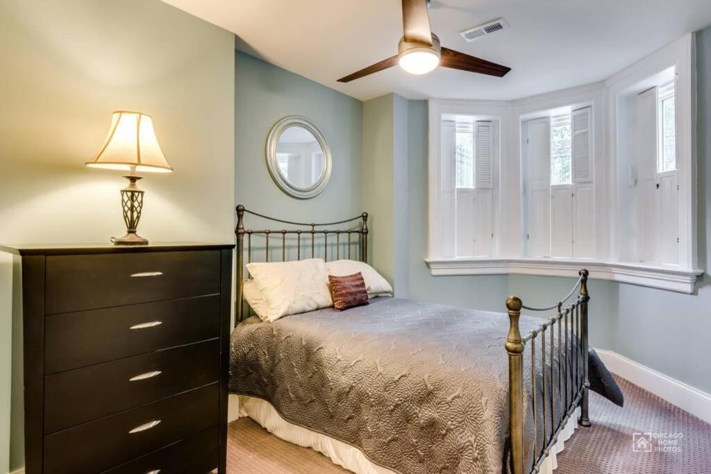 Gold coast villa with free parking garage sleeps 10 view 3