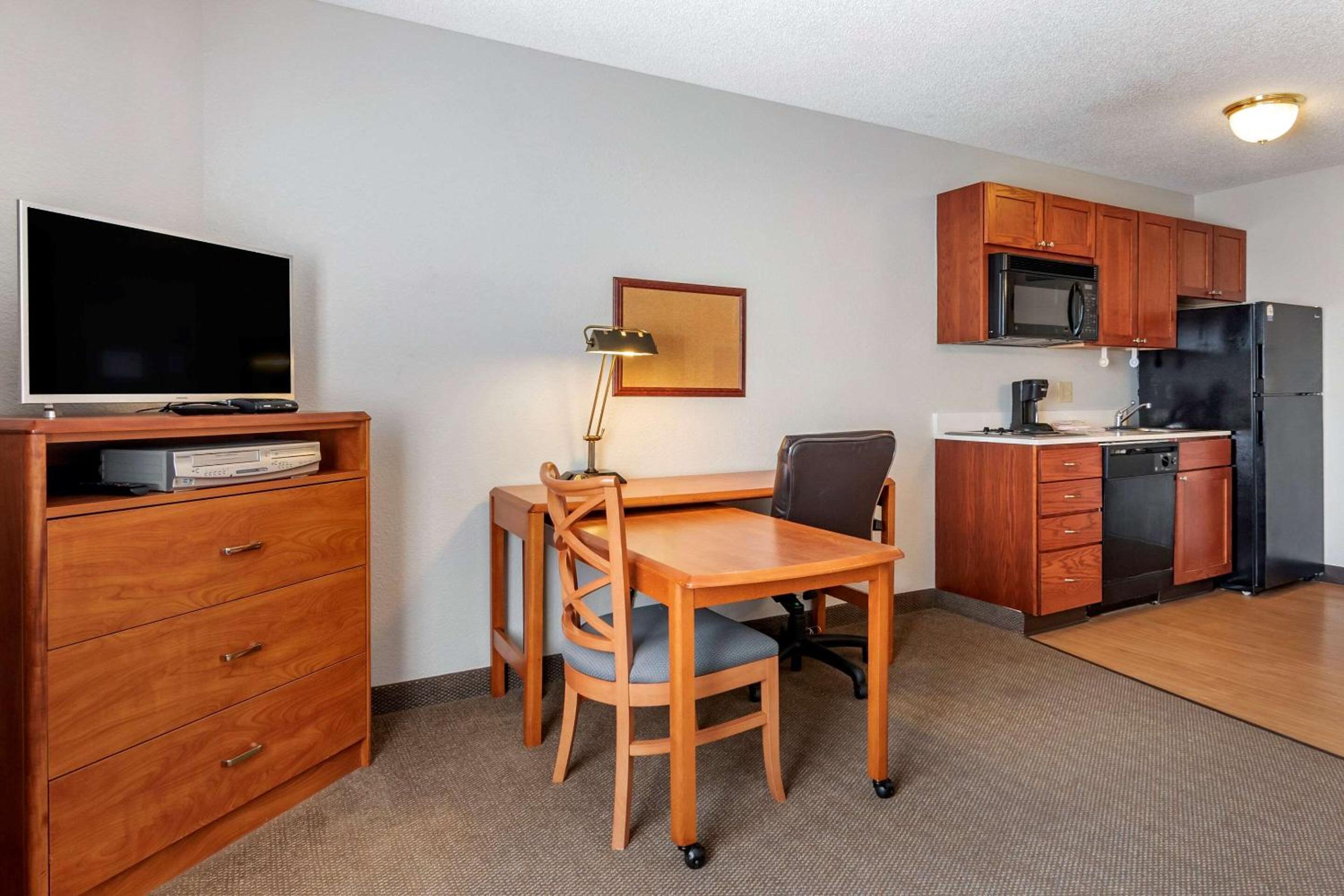 Emporia Vacations - MainStay Suites Emporia - Property Image 16