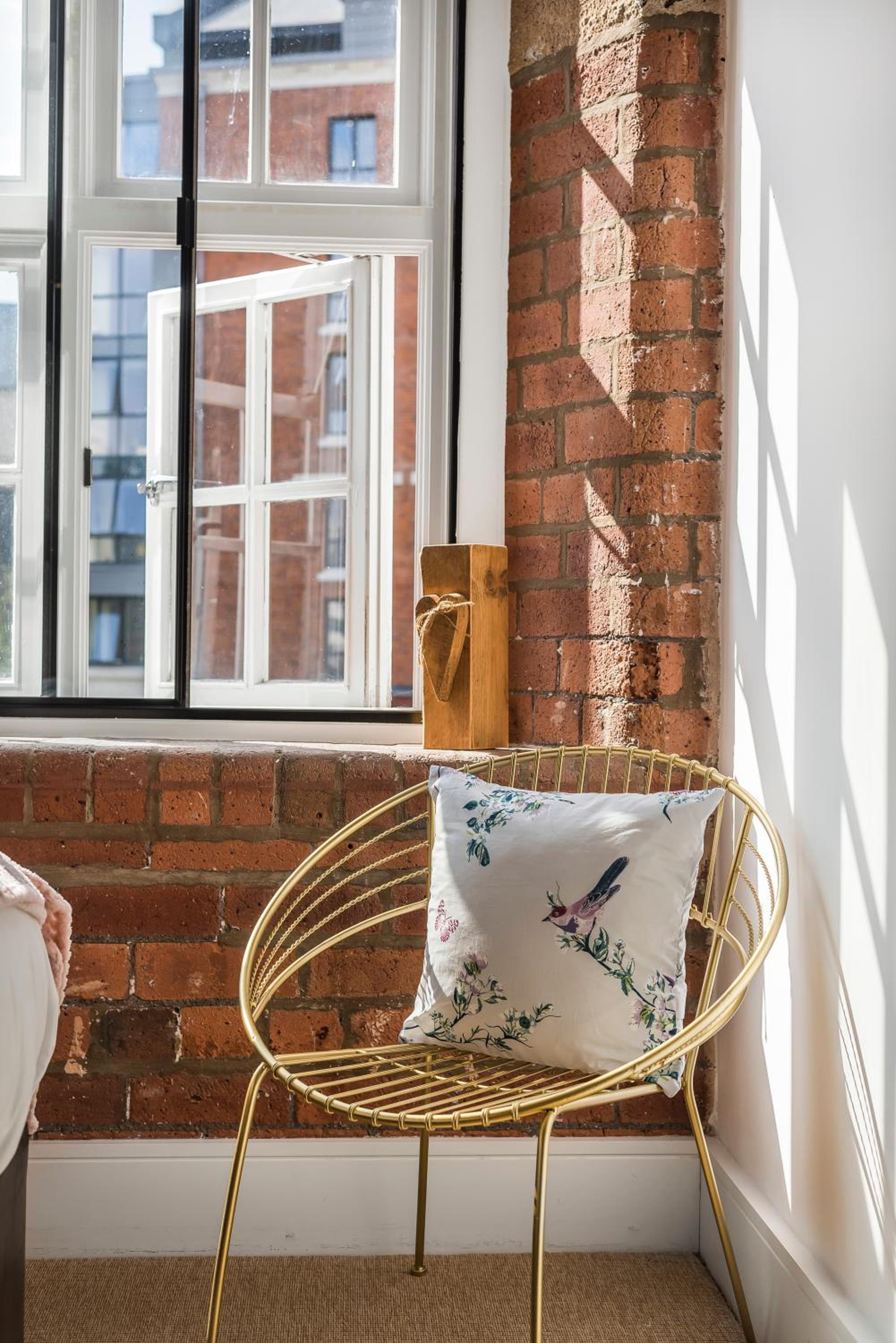 Chic one bed apartment- City Living in converted Cocoa Warehouse York PARKING view 4