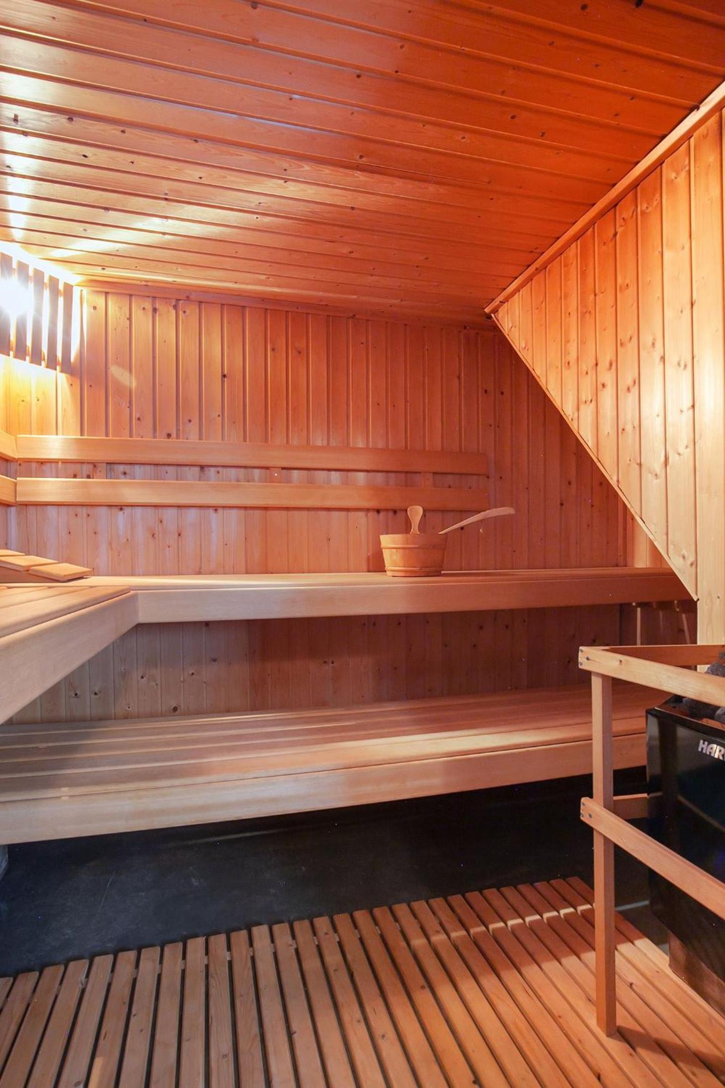 De Kapiteinshut aan de rivier met XL ligbad en sauna view 2
