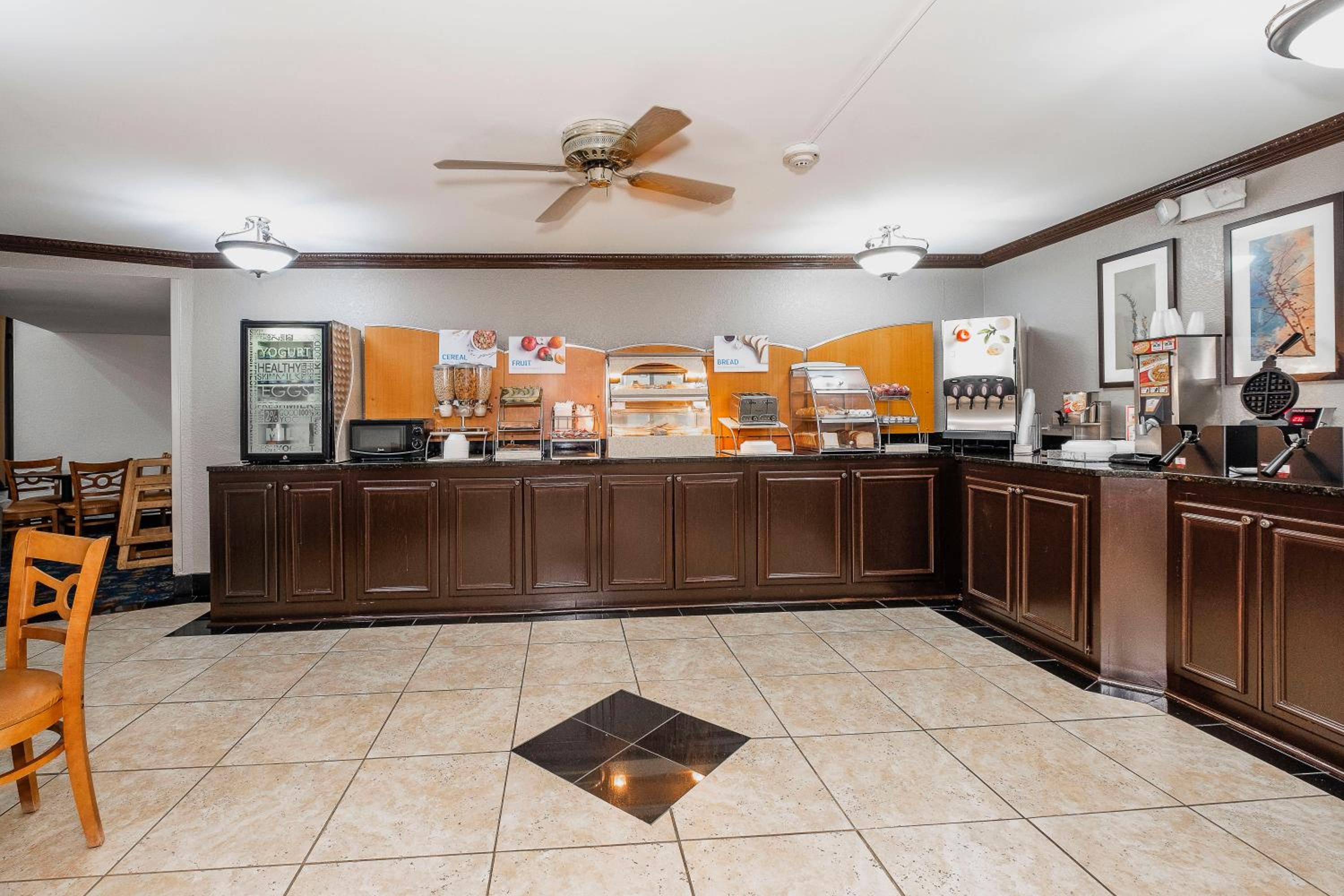 Macon Vacations - Red Roof Inn Suites Macon - Property Image 30