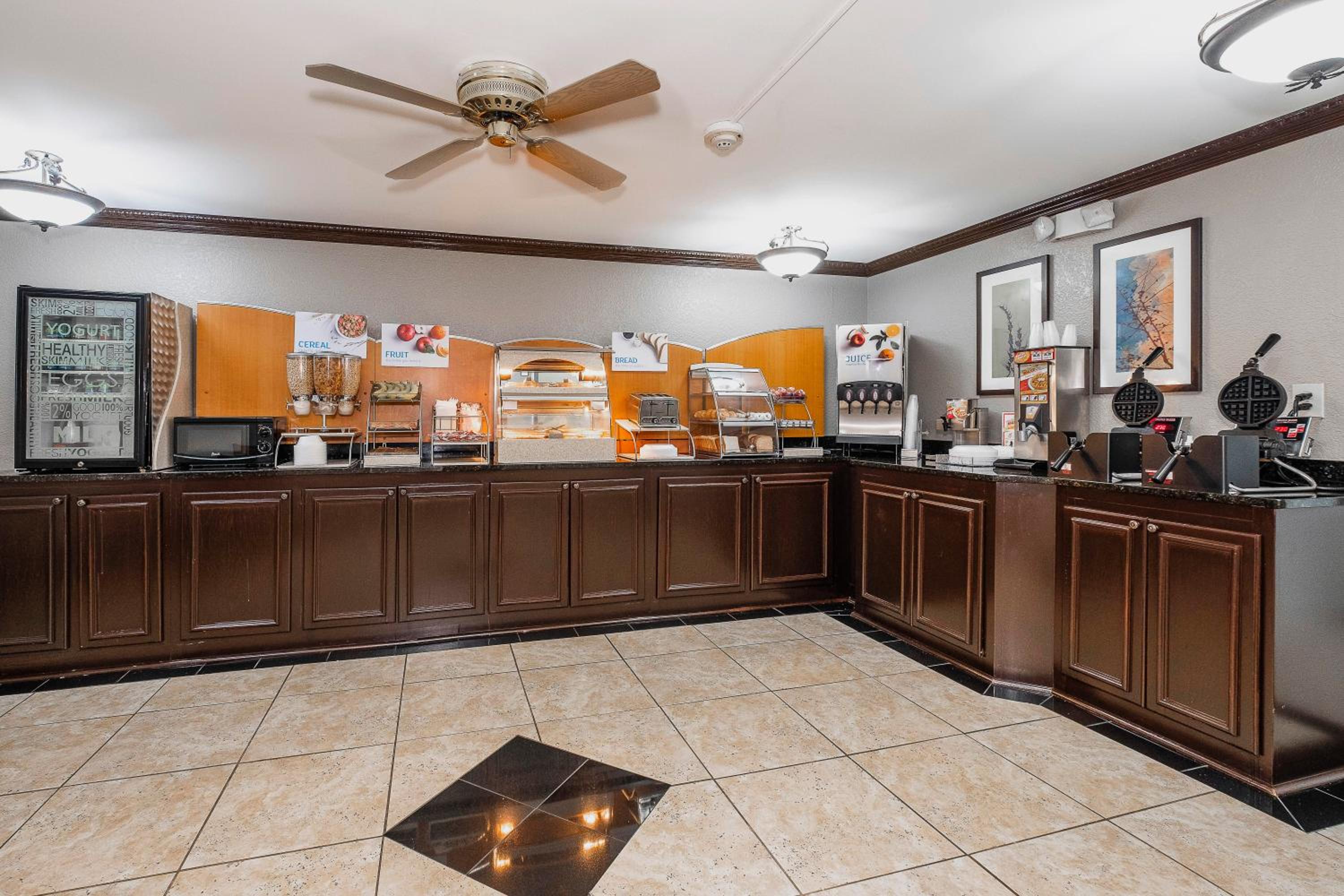 Macon Vacations - Red Roof Inn Suites Macon - Property Image 39