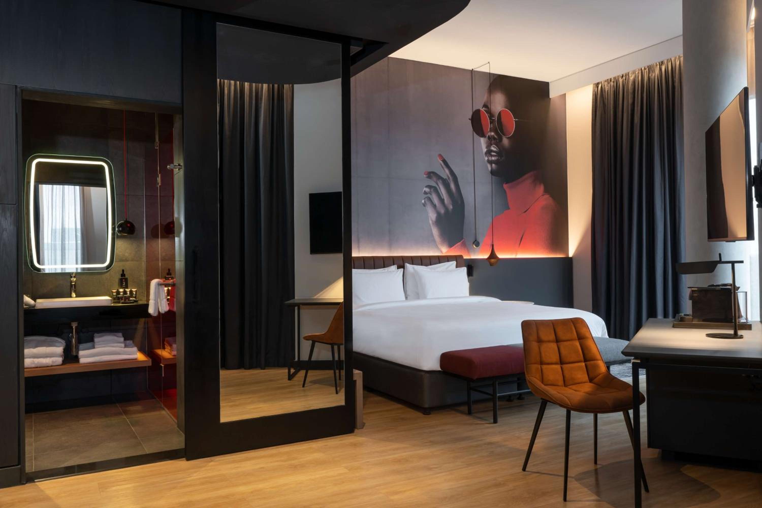 Johannesburg Vacations - Radisson RED Hotel Johannesburg Rosebank - Property Image 11