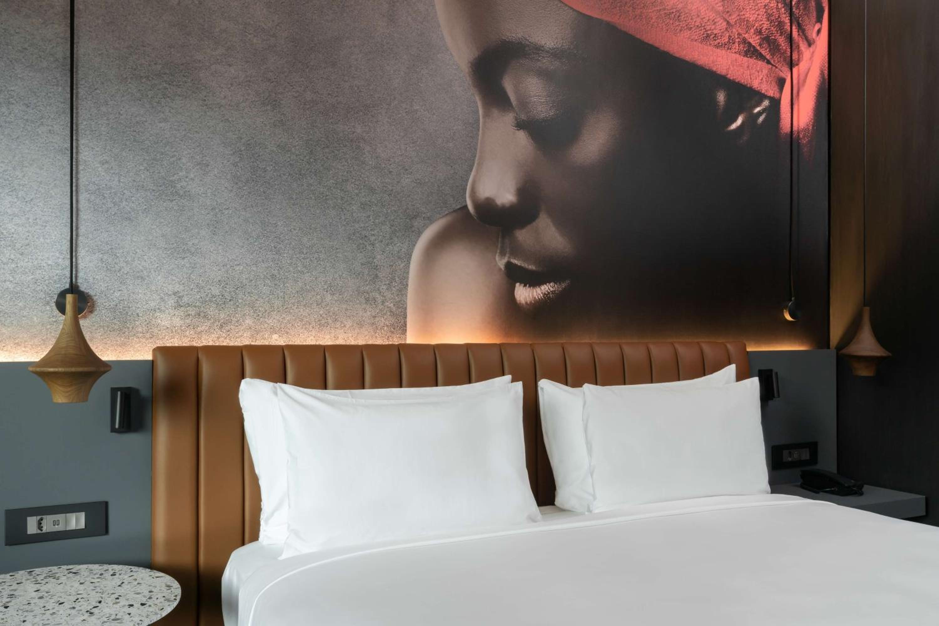 Johannesburg Vacations - Radisson RED Hotel Johannesburg Rosebank - Property Image 2