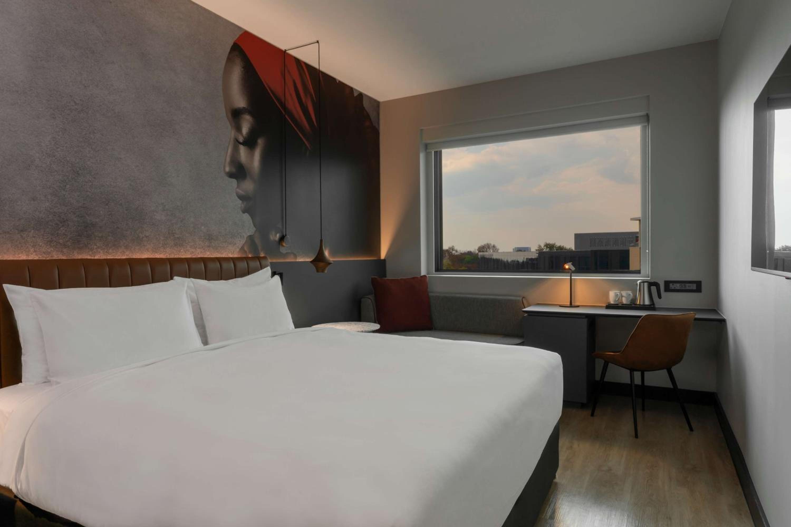 Johannesburg Vacations - Radisson RED Hotel Johannesburg Rosebank - Property Image 4