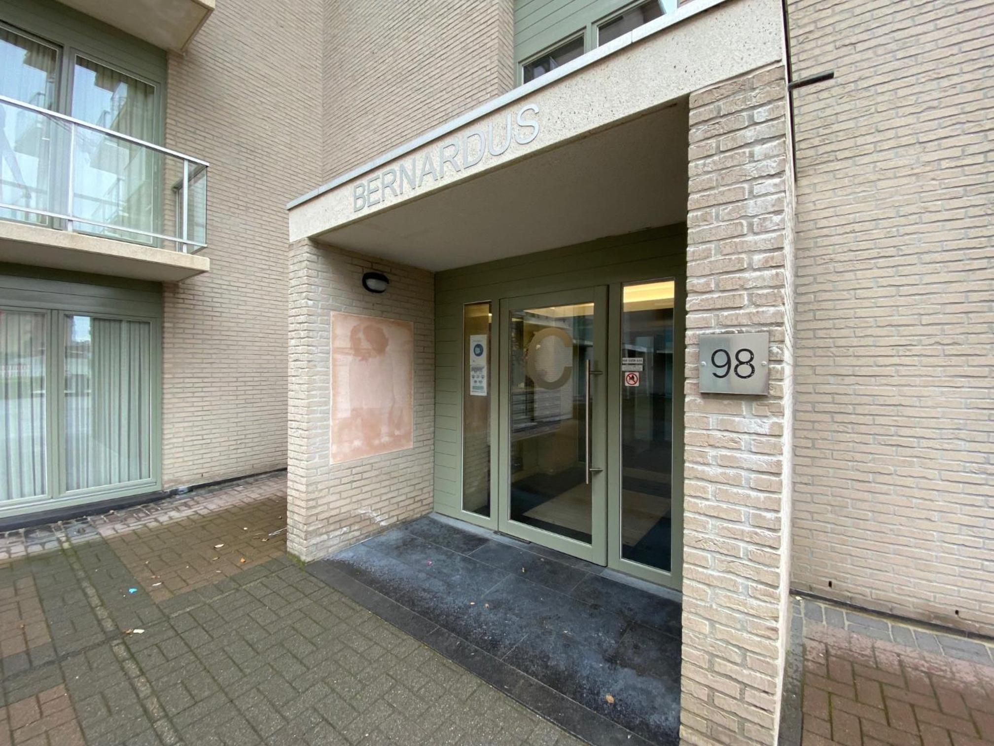 Ruim en zonnig 2 slaapkamer app met zongericht terras