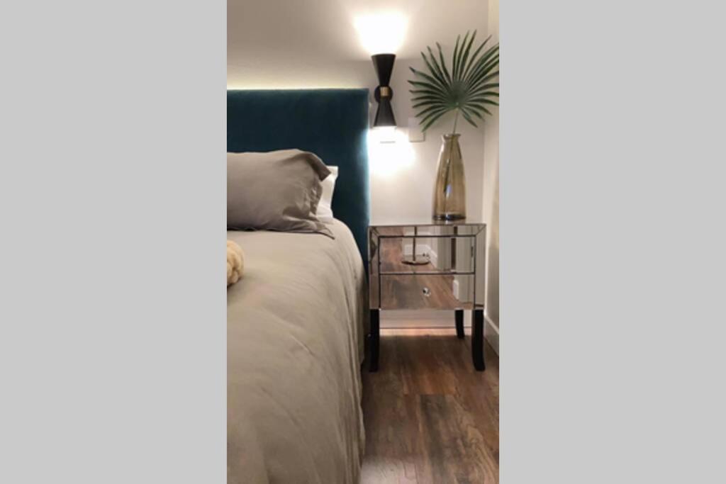 Departamento de lujo en suite, en el piso 38, Las Condes, costado de parques y malls