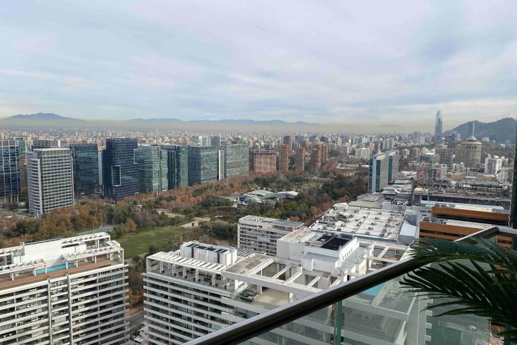 Departamento de lujo en suite, en el piso 38, Las Condes, costado de parques y malls