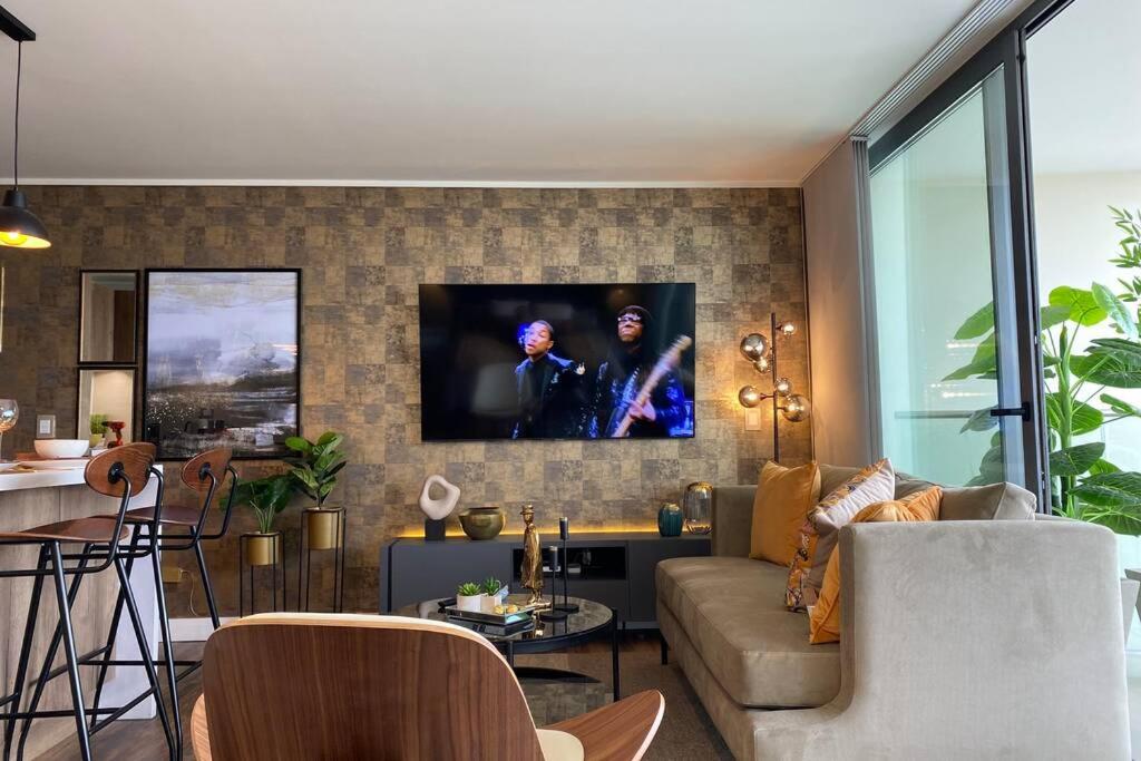 Departamento de lujo en suite, en el piso 38, Las Condes, costado de parques y malls