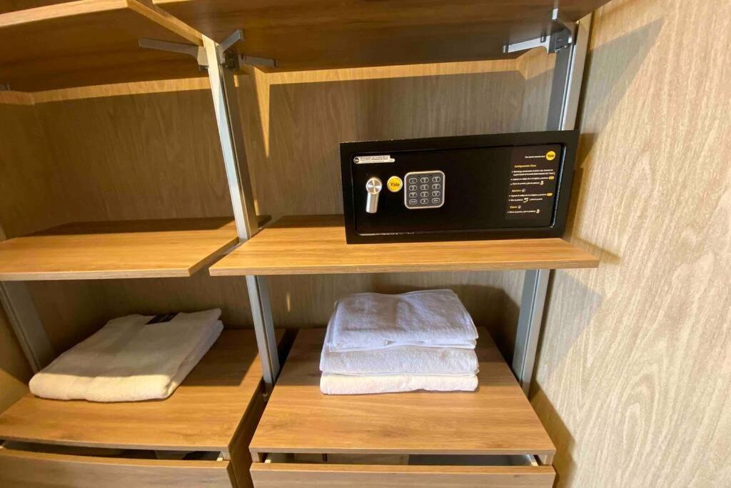 Departamento de lujo en suite, en el piso 38, Las Condes, costado de parques y malls
