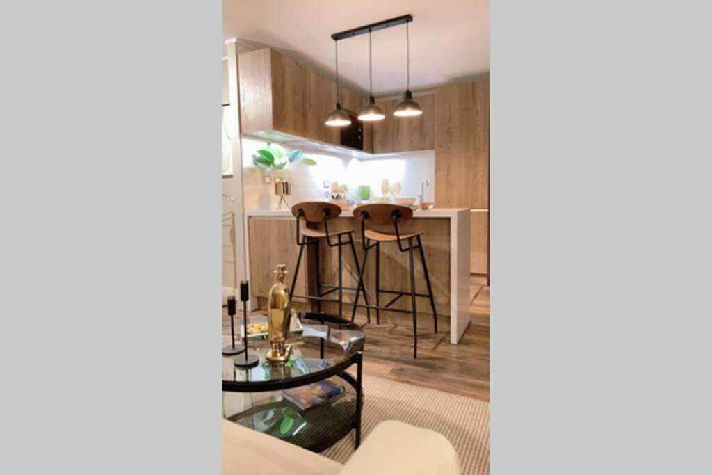 Departamento de lujo en suite, en el piso 38, Las Condes, costado de parques y malls