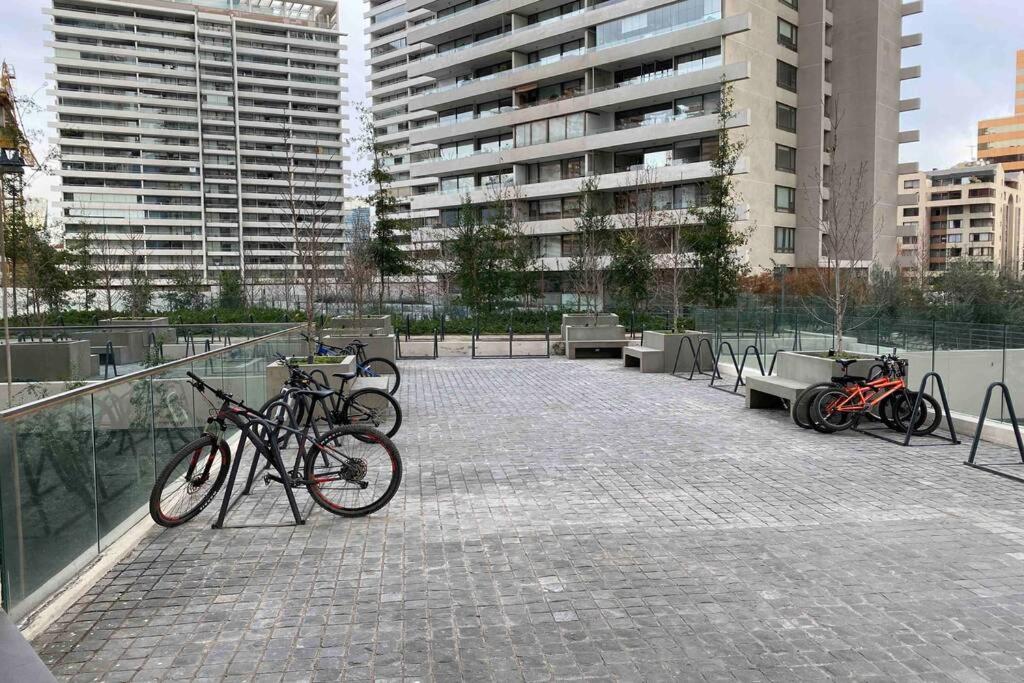 Departamento de lujo en suite, en el piso 38, Las Condes, costado de parques y malls