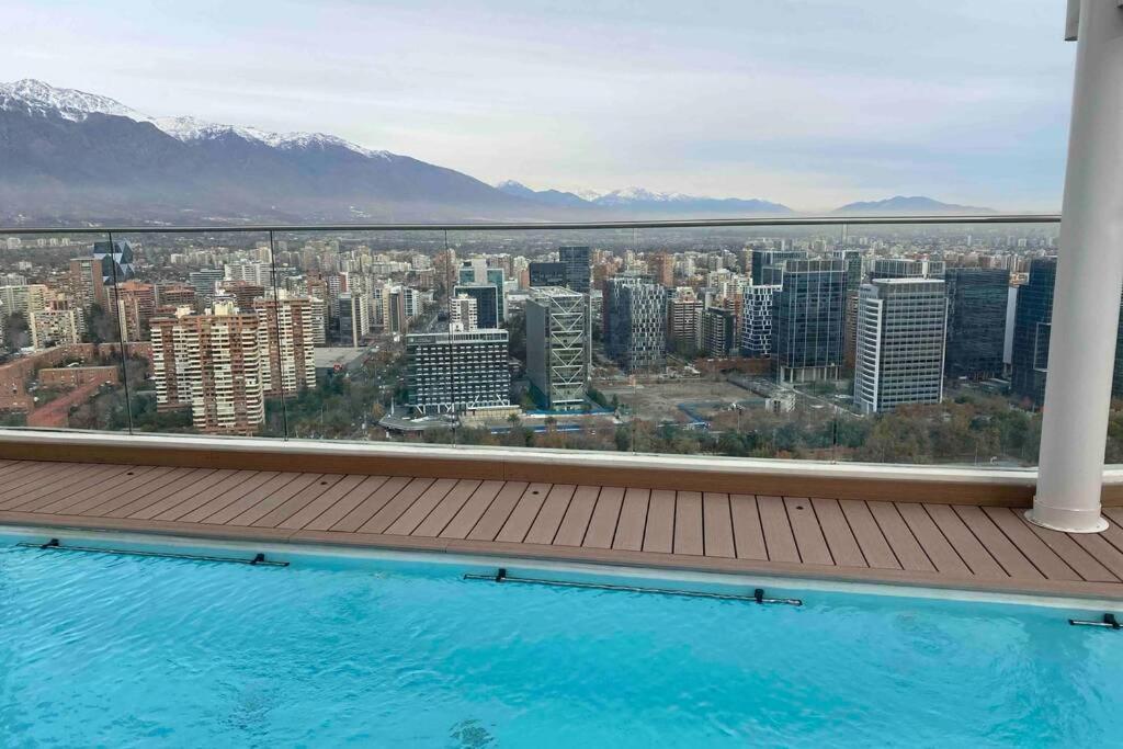 Departamento de lujo en suite, en el piso 38, Las Condes, costado de parques y malls
