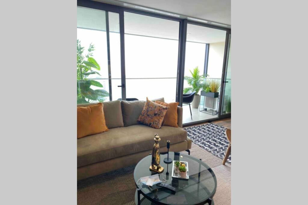 Departamento de lujo en suite, en el piso 38, Las Condes, costado de parques y malls