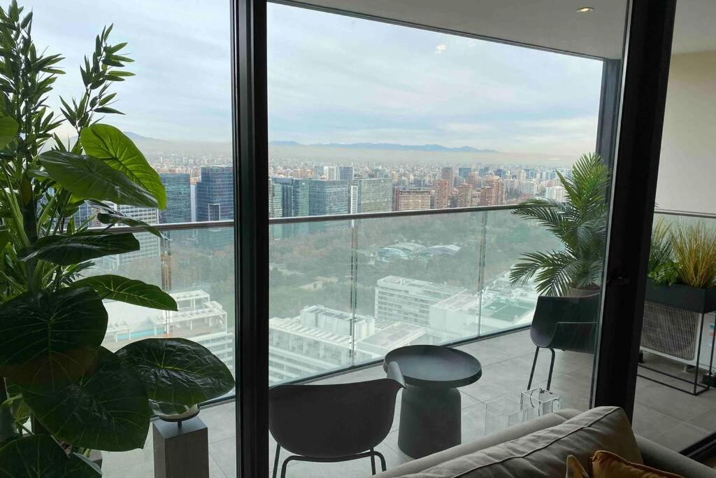 Departamento de lujo en suite, en el piso 38, Las Condes, costado de parques y malls