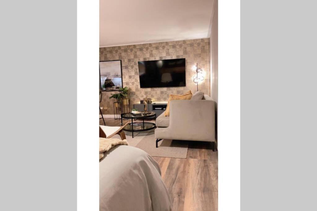 Departamento de lujo en suite, en el piso 38, Las Condes, costado de parques y malls
