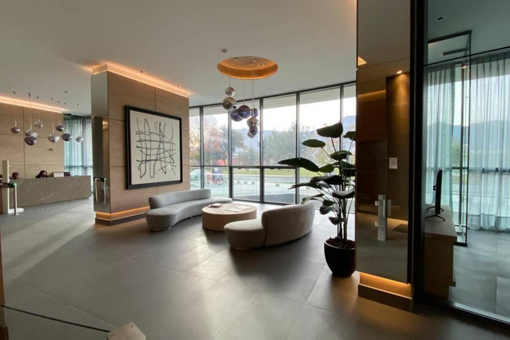 Departamento de lujo en suite, en el piso 38, Las Condes, costado de parques y malls