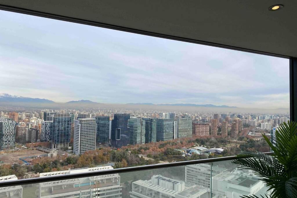 Departamento de lujo en suite, en el piso 38, Las Condes, costado de parques y malls