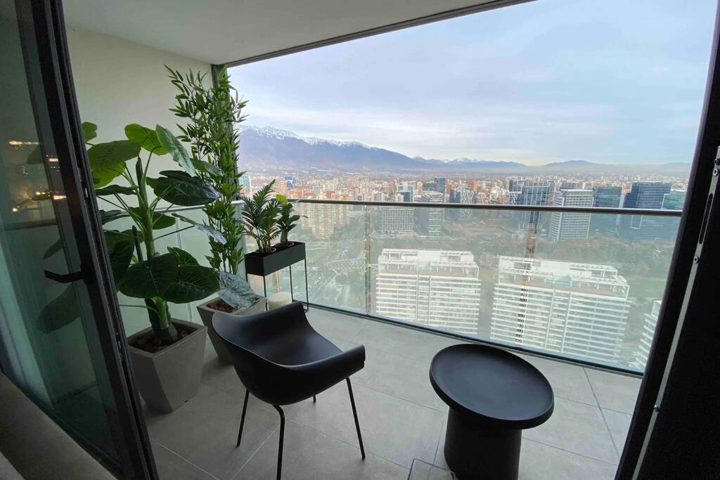 Departamento de lujo en suite, en el piso 38, Las Condes, costado de parques y malls