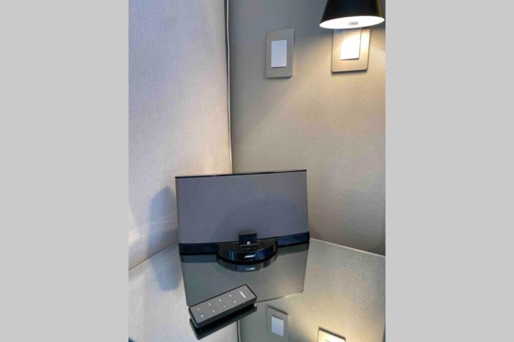 Departamento de lujo en suite, en el piso 38, Las Condes, costado de parques y malls