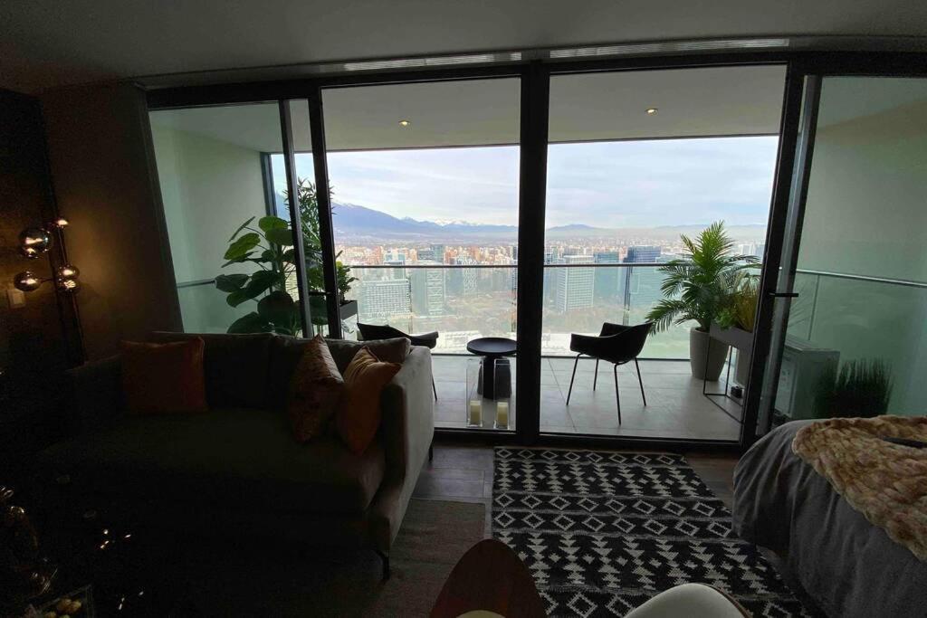 Departamento de lujo en suite, en el piso 38, Las Condes, costado de parques y malls