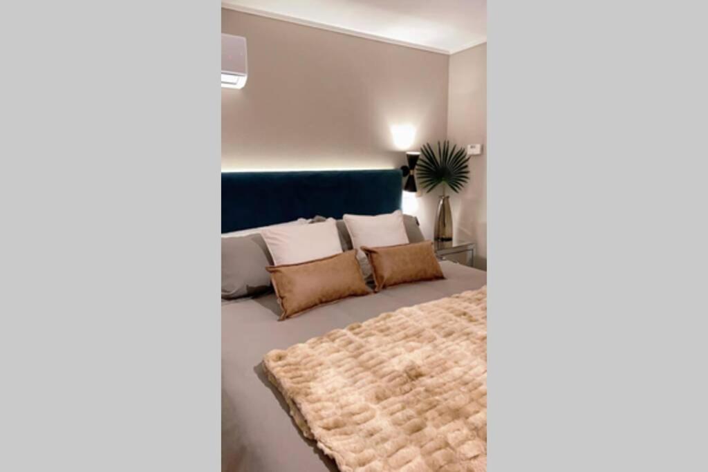 Departamento de lujo en suite, en el piso 38, Las Condes, costado de parques y malls