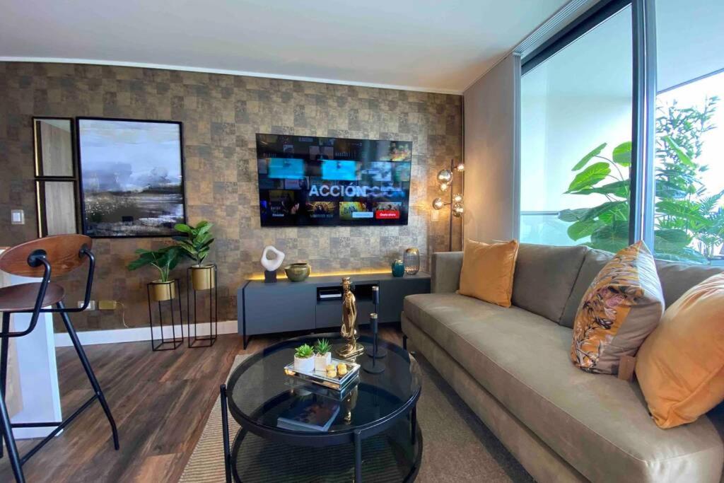 Departamento de lujo en suite, en el piso 38, Las Condes, costado de parques y malls