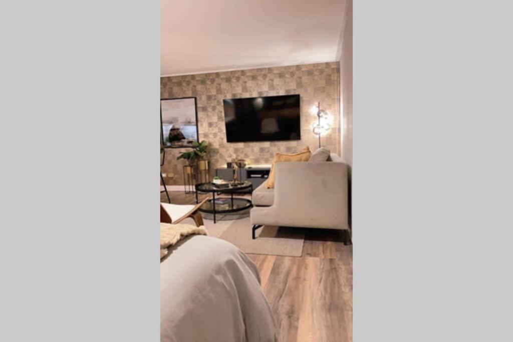 Departamento de lujo en suite, en el piso 38, Las Condes, costado de parques y malls