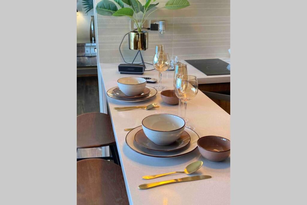 Departamento de lujo en suite, en el piso 38, Las Condes, costado de parques y malls